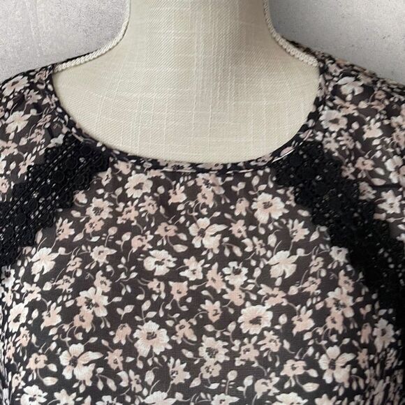 Vince Camuto | EUC Women’s Floral Blouse Size Small - Picture 2 of 9